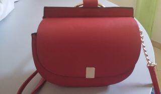 Bolso y zapatos rojos