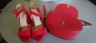 Bolso y zapatos rojos