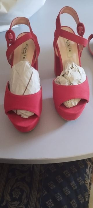 Bolso y zapatos rojos