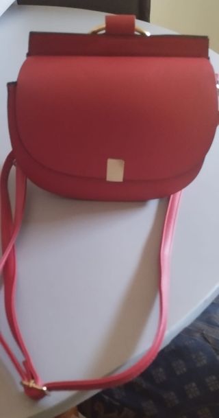 Bolso y zapatos rojos