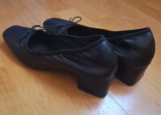 Zapato tacón bajo piel negro