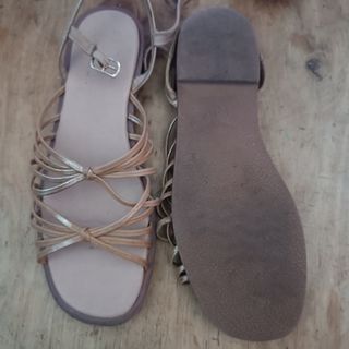 Sandalias doradas beige
