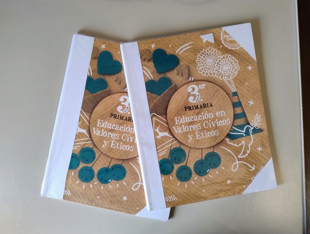 2 libros Educación en Valores Cívicos y Éticos.