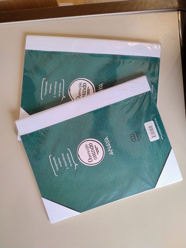 2 libros Educación en Valores Cívicos y Éticos.