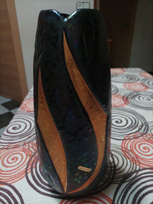 Jarrón cerámico negro y dorado