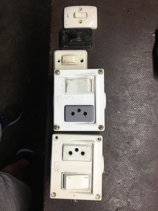 Interruptor y enchufes antiguos