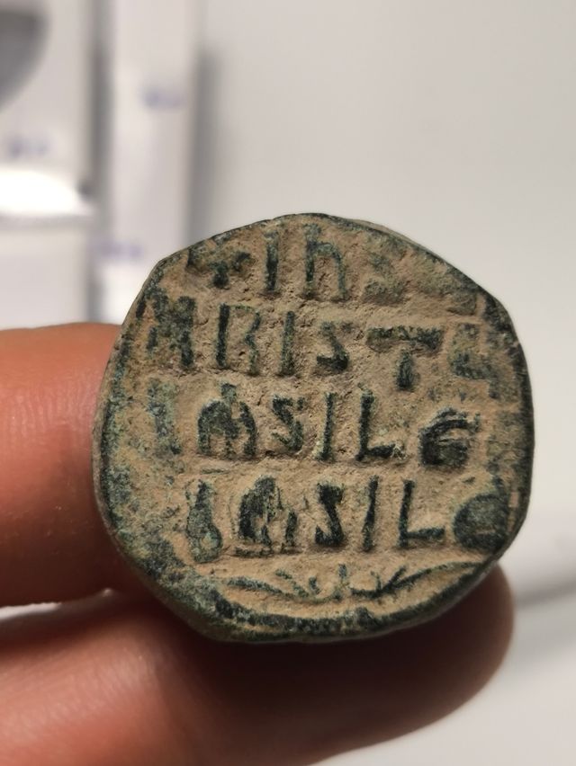 Moneda bizantina Follis anonimo de Basil II