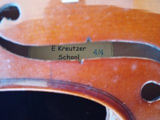 violín con funda , accesorios y almohadilla Kun