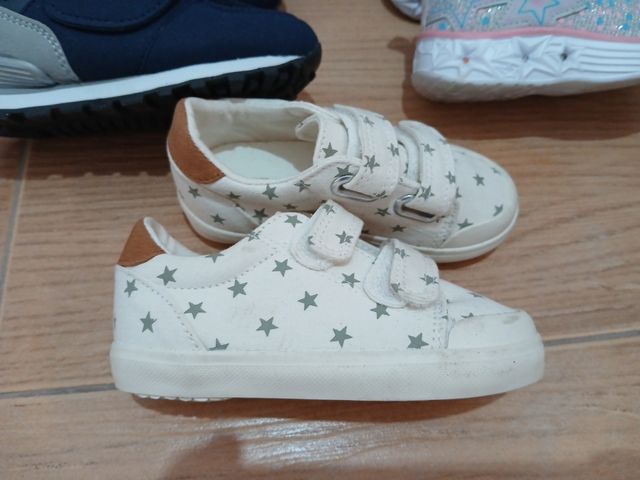 3 PARES de 
Zapatos deportivos niñ@ talla  24
Nuev