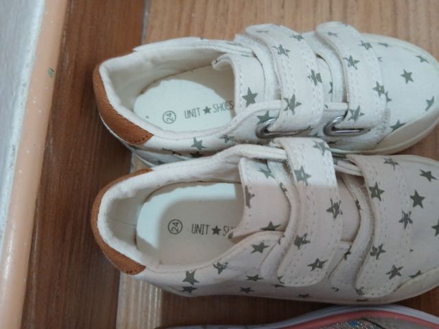 3 PARES de 
Zapatos deportivos niñ@ talla  24
Nuev