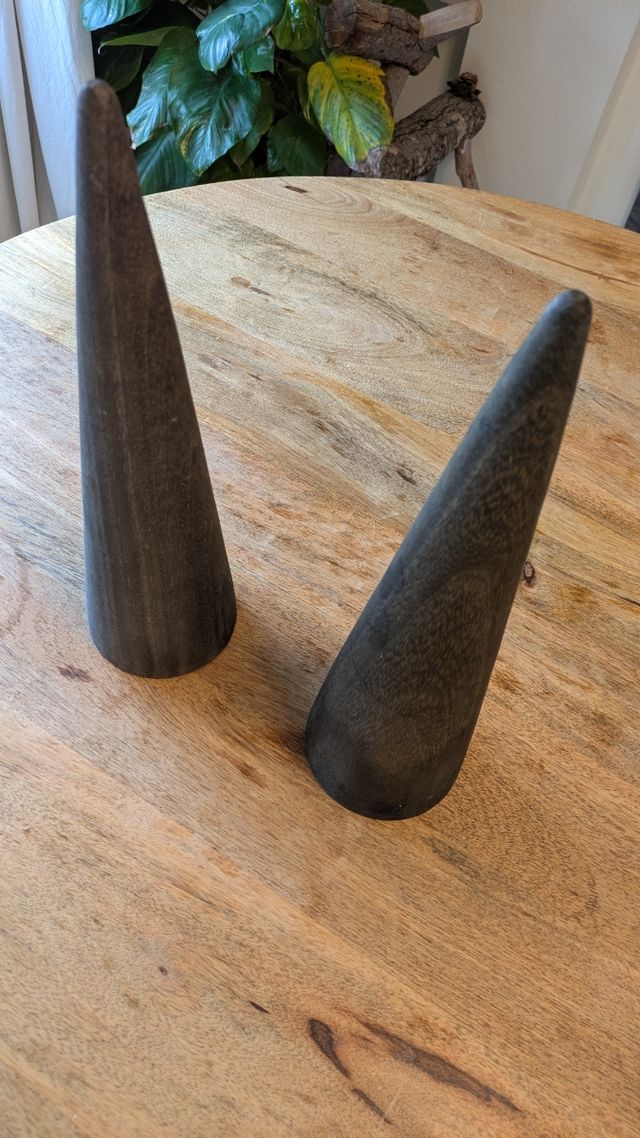 2 Conos expositor madera negra