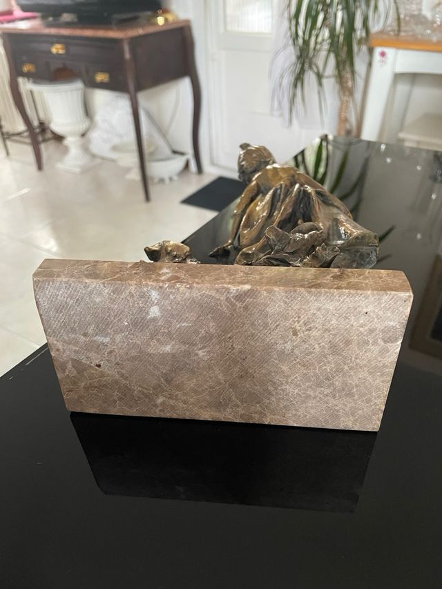 Scultura Donna Resina e Marmo Effetto Bronzo