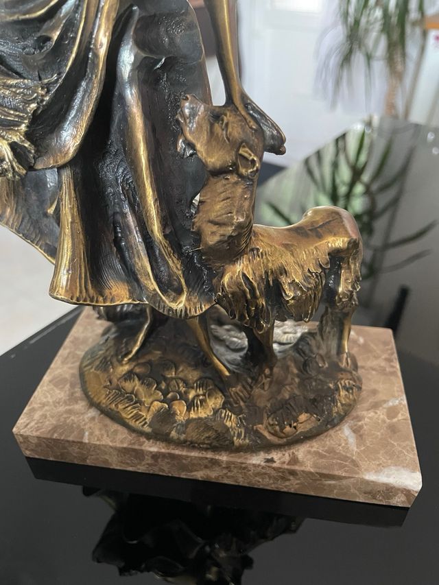 Scultura Donna Resina e Marmo Effetto Bronzo