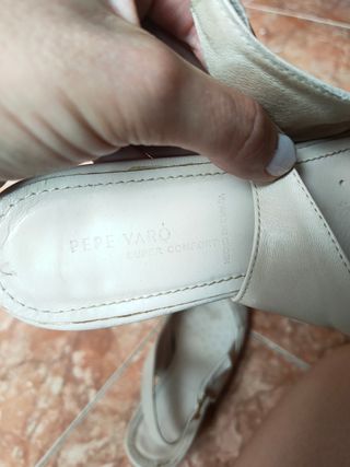 Zapatos salón beige tacón bajo