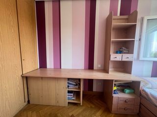 Dormitorio juvenil: escritorio & cama nido. 