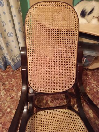 Mecedora antigua de madera y mimbre