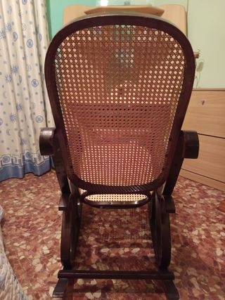 Mecedora antigua de madera y mimbre