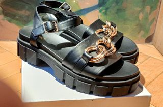 Sandalias plataforma negras-doradas