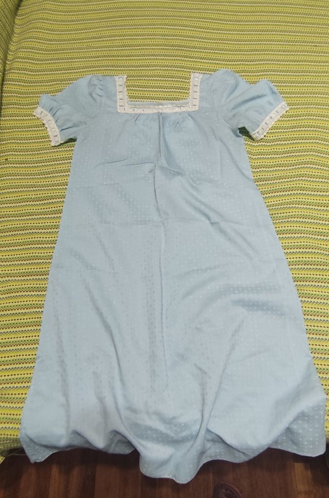 Camisón de manga corta con canesú en azul clarito