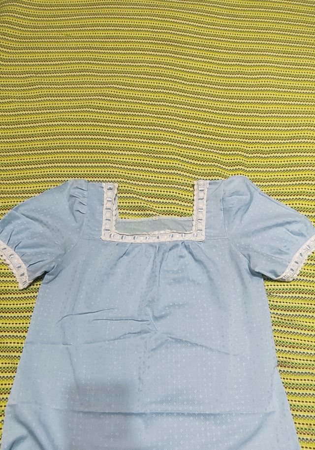 Camisón de manga corta con canesú en azul clarito