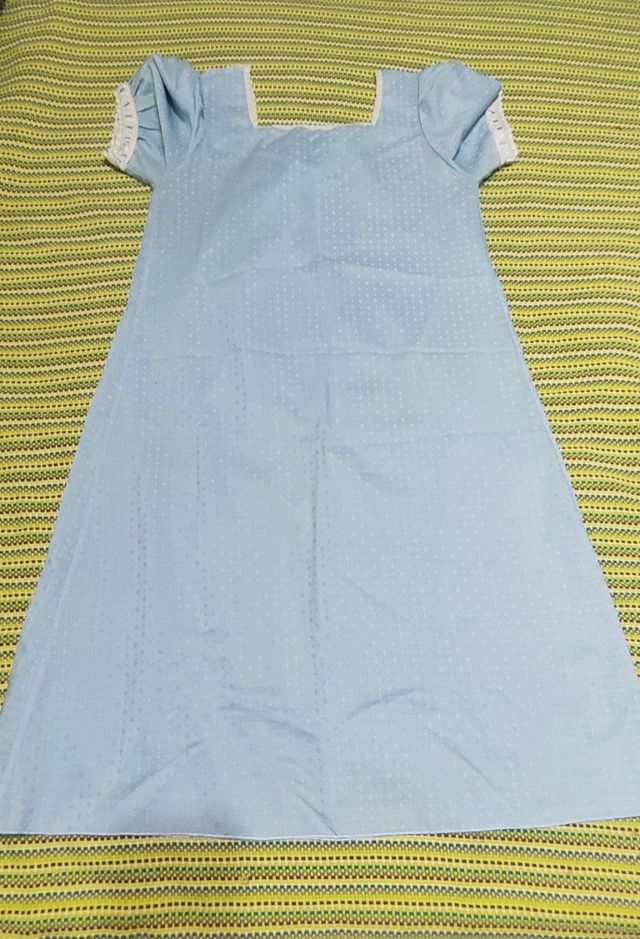 Camisón de manga corta con canesú en azul clarito