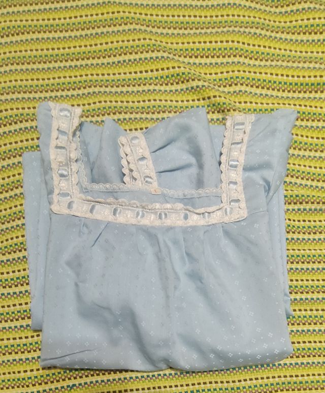 Camisón de manga corta con canesú en azul clarito