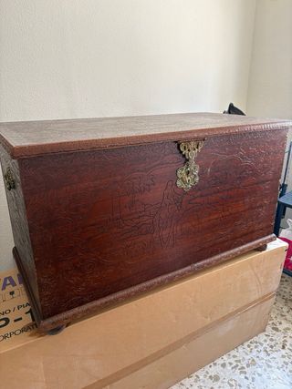 Baúl madera tallada antiguo no envios recogida en 