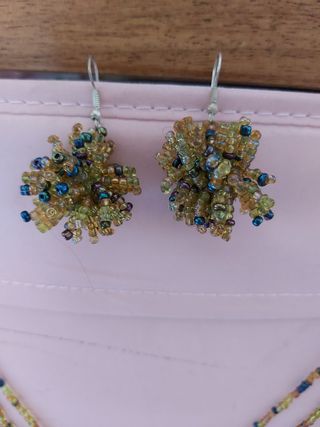 Collana con pendente e orecchini multicolor