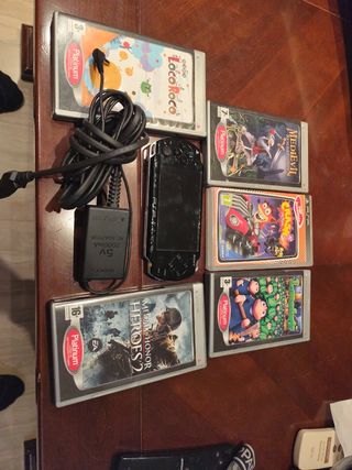 PSP + 6 giochi + caricabatterie+ nuova batteria