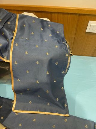 Cortina satén azul y dorada y volante ventana.