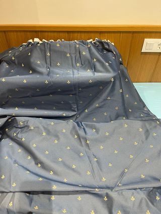 Cortina satén azul y dorada y volante ventana.