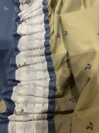 Cortina satén azul y dorada y volante ventana.