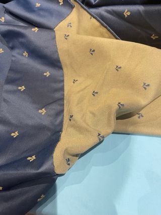 Cortina satén azul y dorada y volante ventana.