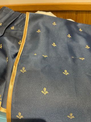 Cortina satén azul y dorada y volante ventana.