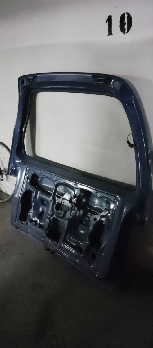 Puerta trasera Nissan Serena