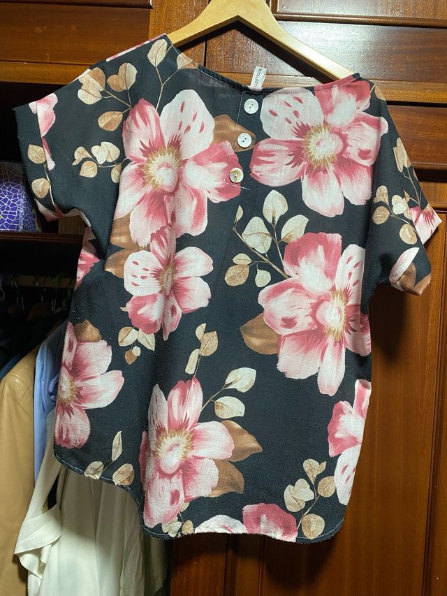 Camiseta negra estampada florespecho 1’22 y 65 lar