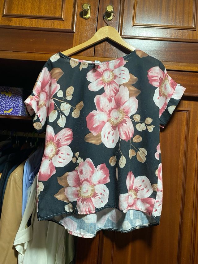 Camiseta negra estampada florespecho 1’22 y 65 lar