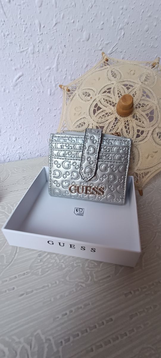 Monedero Guess plateado