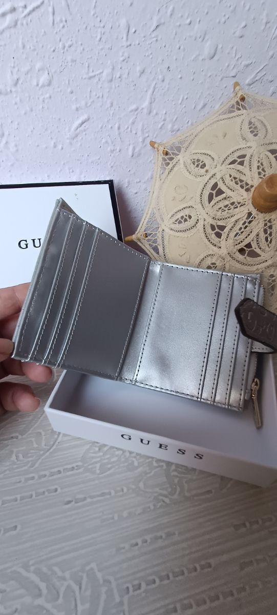 Monedero Guess plateado