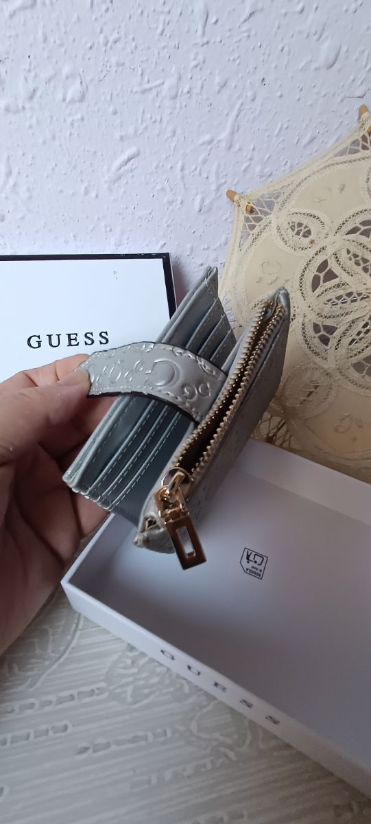 Monedero Guess plateado