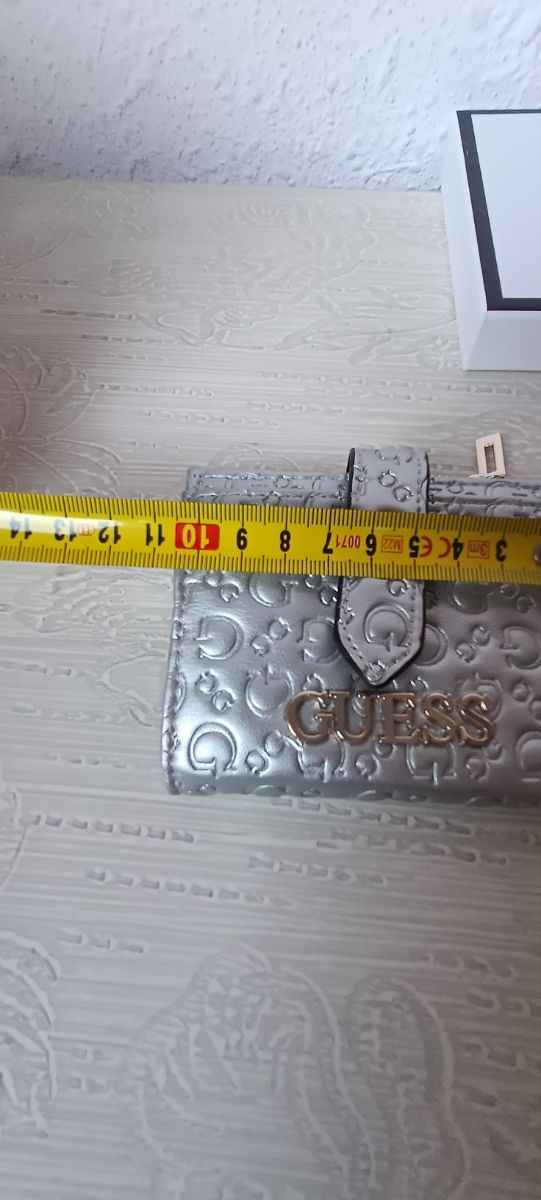 Monedero Guess plateado