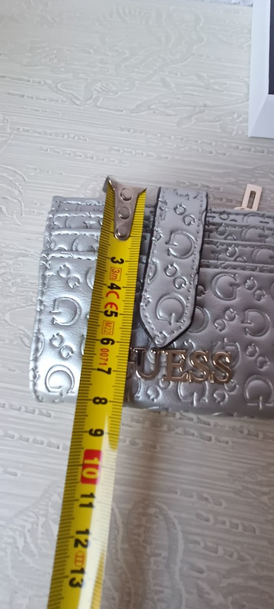 Monedero Guess plateado
