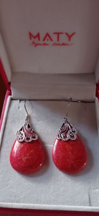 Prendientes de plata y coral rojo.