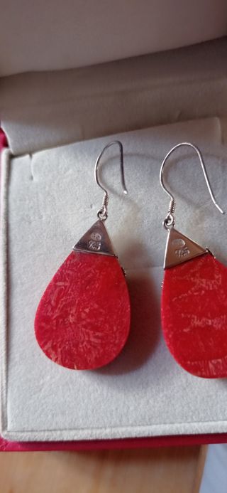 Prendientes de plata y coral rojo.