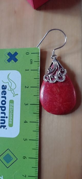 Prendientes de plata y coral rojo.