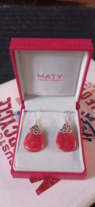 Prendientes de plata y coral rojo.