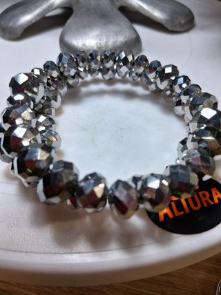Pulsera de cuentas plateadas