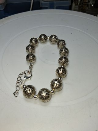 Pulsera de cuentas plateadas
