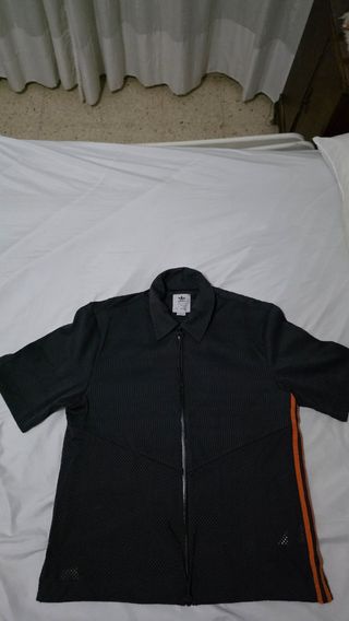 Camiseta Adidas Originals negra y naranja