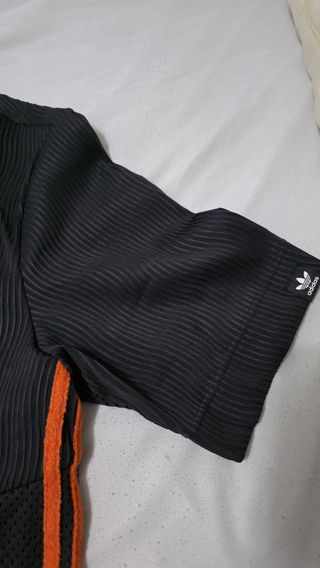 Camiseta Adidas Originals negra y naranja